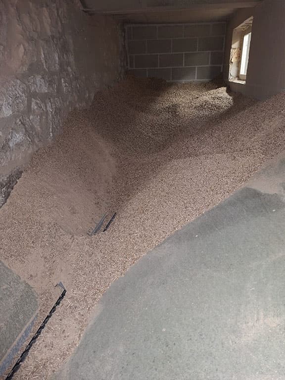 Avant : Entretien d'un silo à pellet à Mirwart (Saint-Hubert)