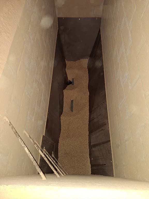 Avant : Entretien d'un silo à pellet dans le nord du Luxembourg.